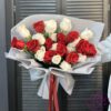 Букет из 25 белых и красных роз