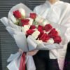Букет из 25 белых и красных роз