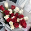 Букет из 25 белых и красных роз