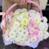 Кустовые хризантемы в корзине