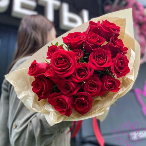Букет из 19 красных роз