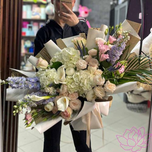 Букет из гортензий, роз и калл