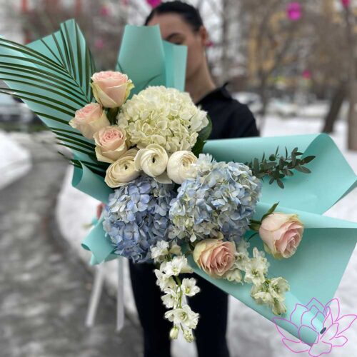 Букет из гортензий, роз и ранункулюсов