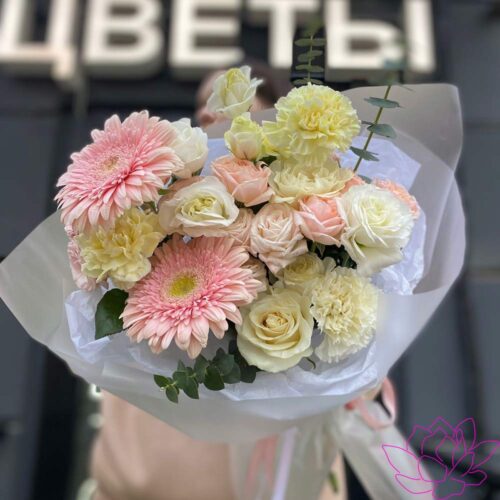 Букет из роз, диантусов и гербер
