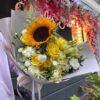 Букет из роз, диантусов и подсолнуха