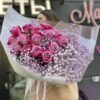 Букет из роз и цветной гипсофилы