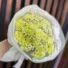Букет из зеленых диантусов и танацетума