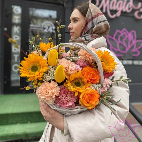 Подсолнухи и диантусы в корзине