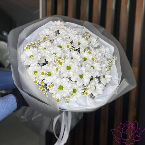 Букет из белых хризантем и ромашки