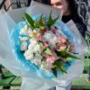 Букет из хризантем, ирисов и альстромерий