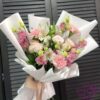 Букет из эустом, роз и диантусов
