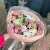 Букет из кустовых роз, хризантем и орхидей