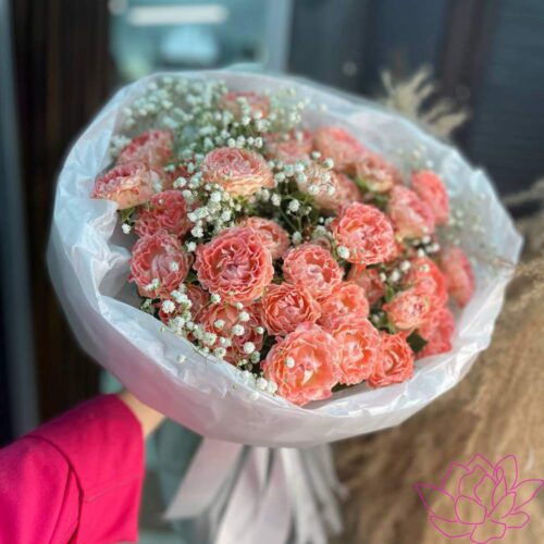 Букет из кустовых роз и белой гипсофилы