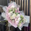 Букет из пионов, роз и альстромерий