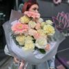 Букет из роз, диантусов и розовых гербер