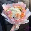 Букет из роз, диантусов и танацетум