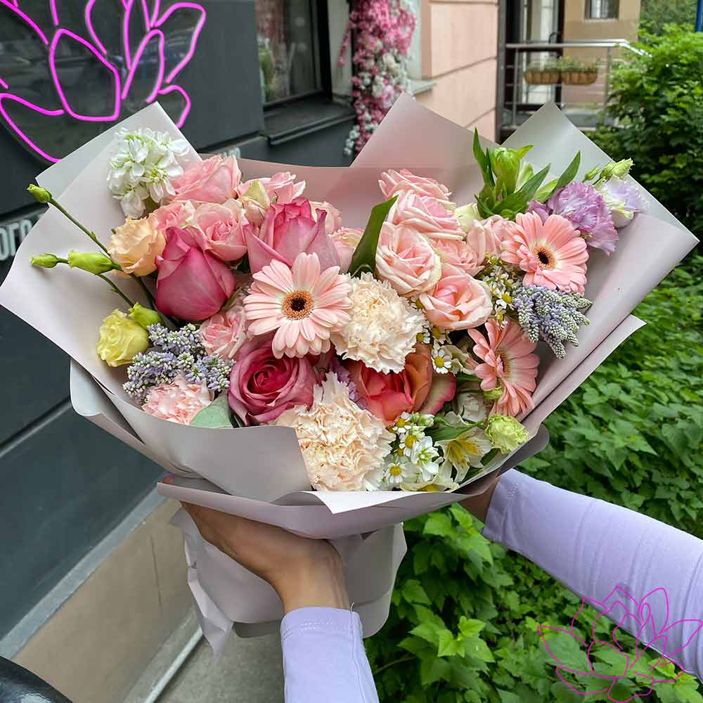 Букет из роз, гербер и лизиантусов Букет из роз, гербер и лизиантусов