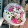 Букет из розовых диантусов, орхидей и хризантем