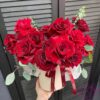 Красные розы и эвкалипт в шляпной коробке