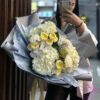 Букет из белых гортензий и пионовидных роз