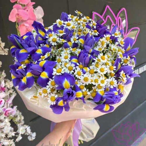 Букет из ирисов и ромашки