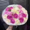 Букет из кустовых роз и белых хризантем
