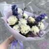 Букет из роз, диантусов и дельфиниума