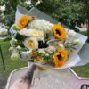 Букет из роз, гортензии и подсолнуха