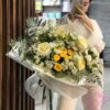 Букет из роз, ромашки и папоротника