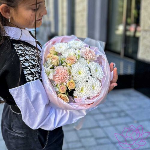 Букет из хризантем, роз и диантусов
