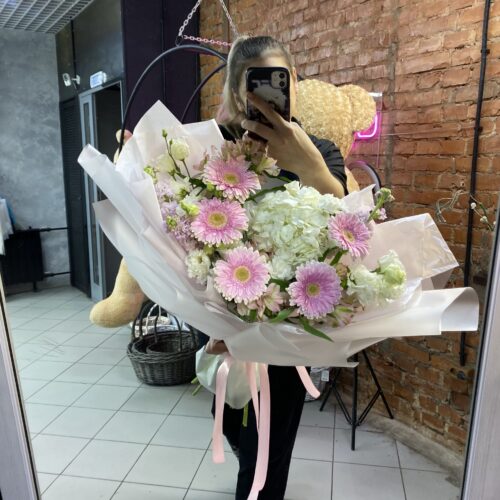 С розовой герберой