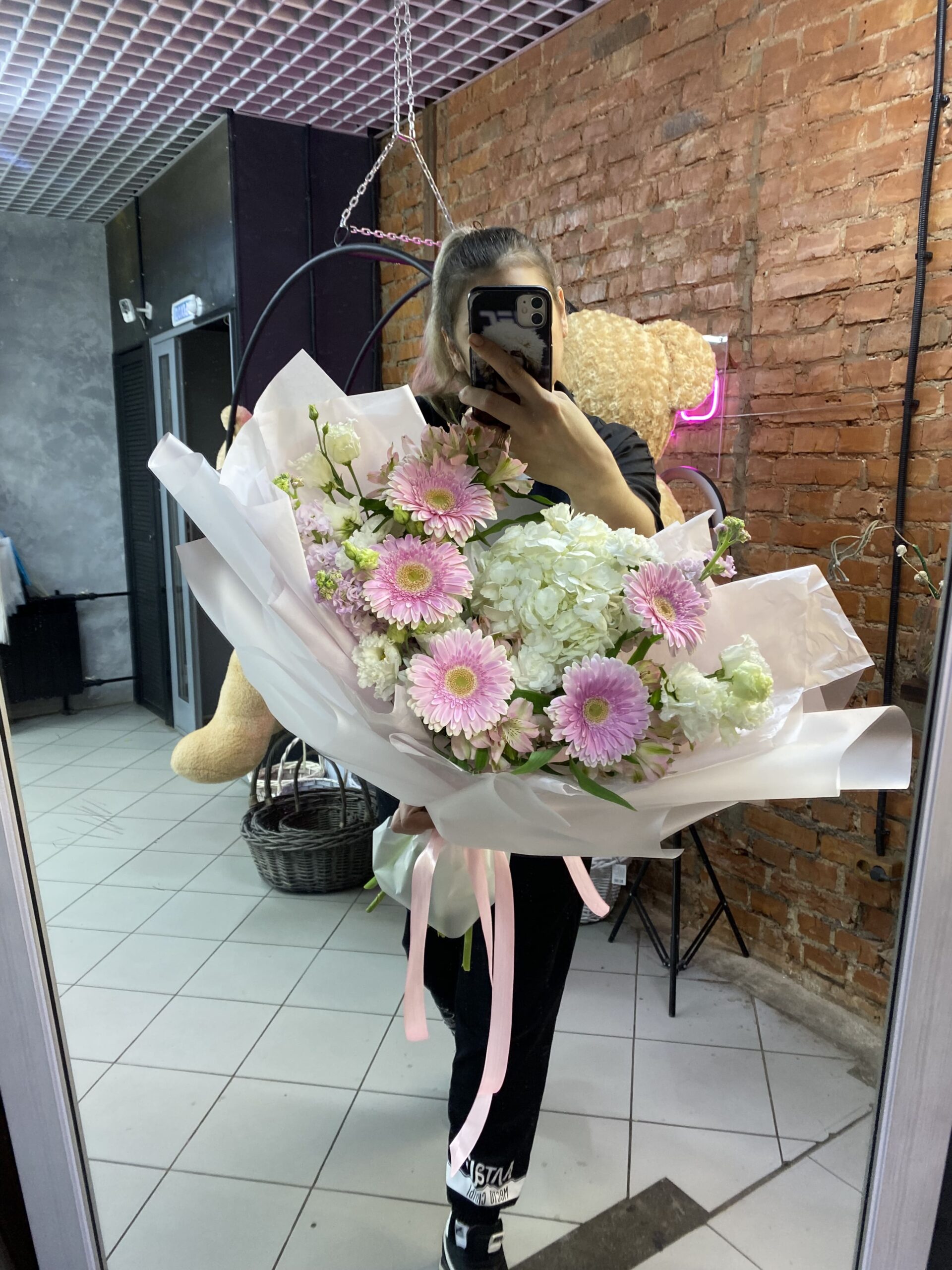 С розовой герберой С розовой герберой