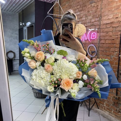 Букет в синей упаковке