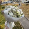 Букет из ярких кустовых хризантем
