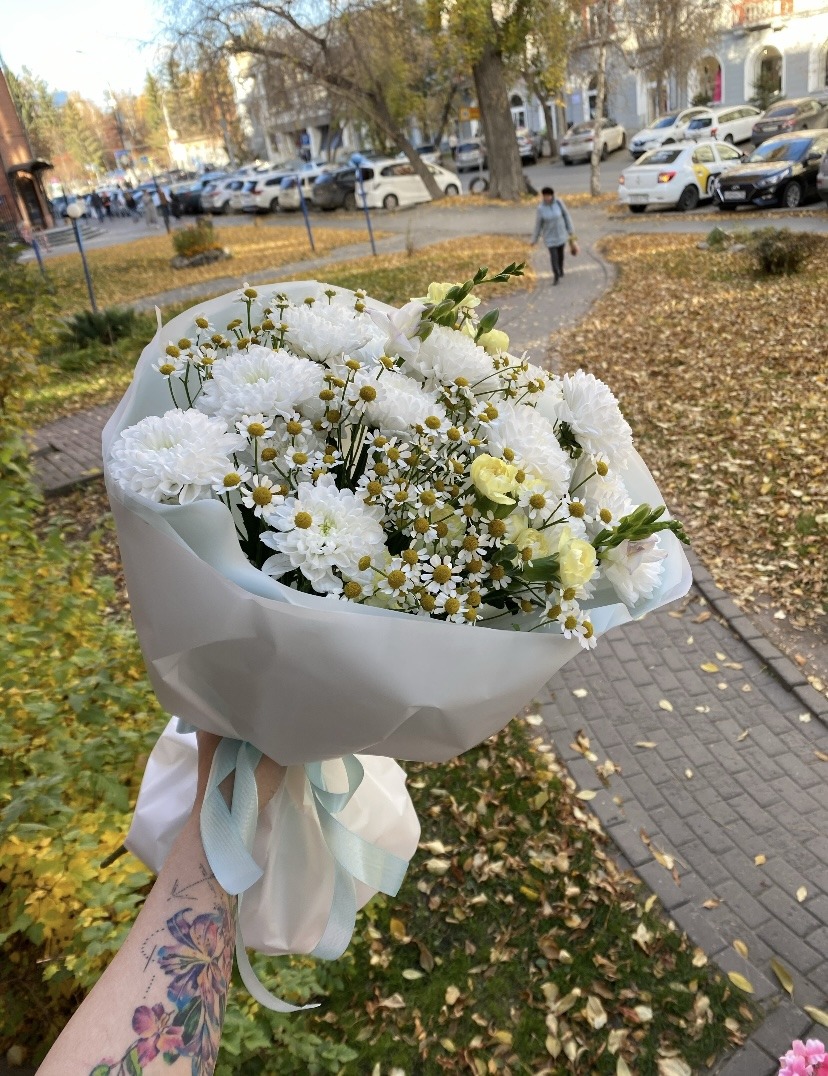 2024-04-29 14-00-30 (1) Букет из ярких кустовых хризантем