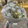 Букет из ярких кустовых хризантем