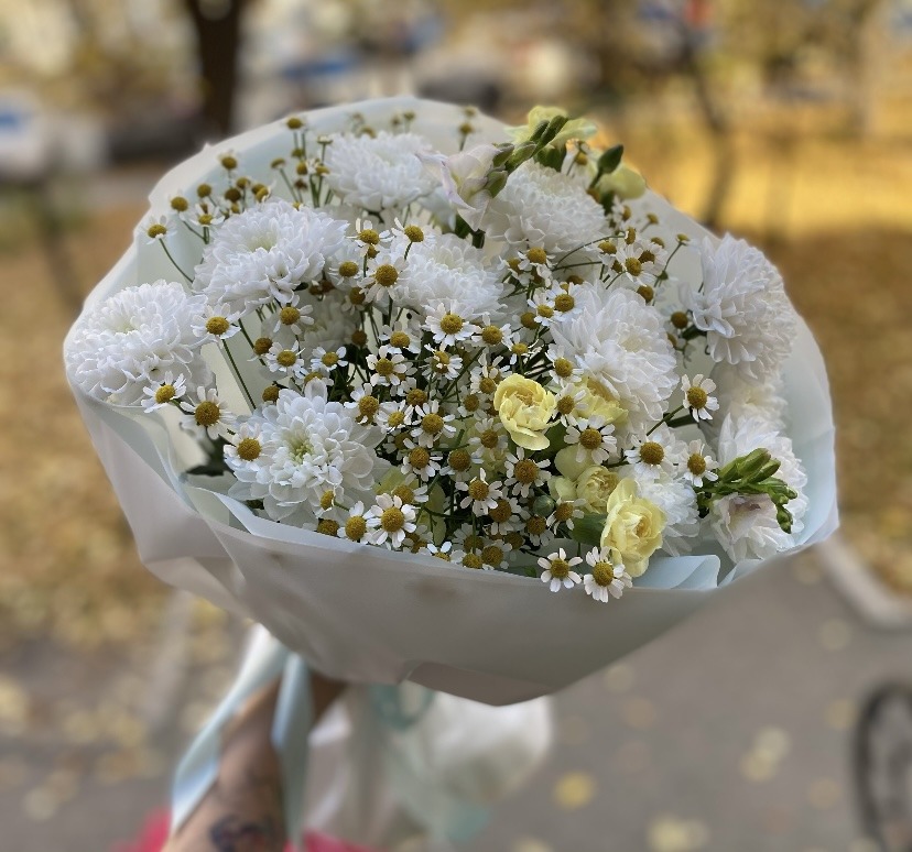 2024-04-29 14-00-30 Букет из ярких кустовых хризантем