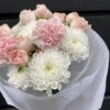 Букет из диантусов, кустовых роз и хризантем