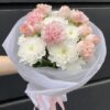 Букет из диантусов, кустовых роз и хризантем